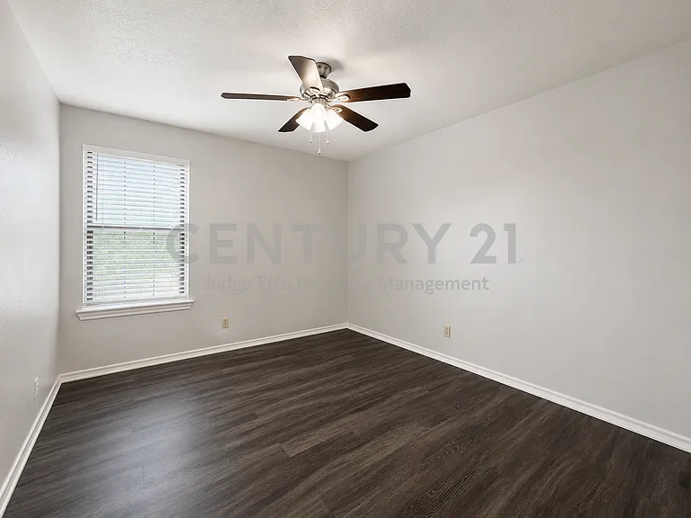 1108 N Elm St #10 — Photo 15