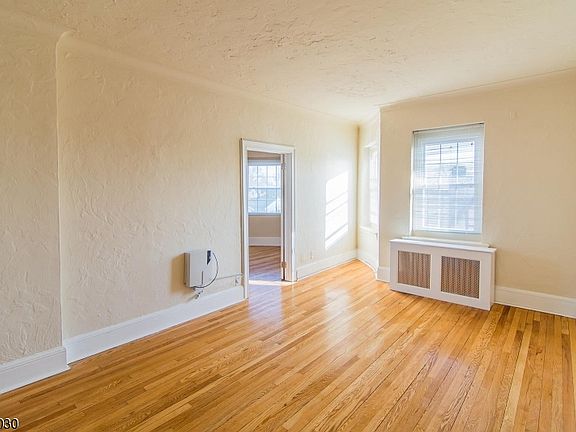 4th image of 14 Evelyn Pl APT 13