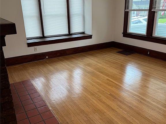 4th image of 214 Shepherd Pl