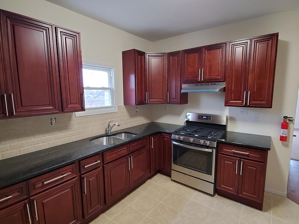 1st image of 140 Clinton Pl APT 3