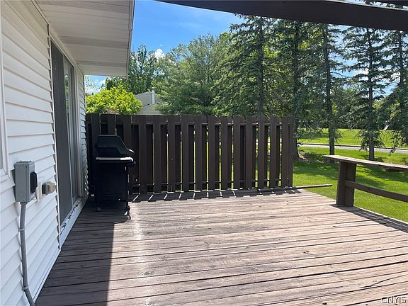 4th image of 576 Stoneleigh Rd
