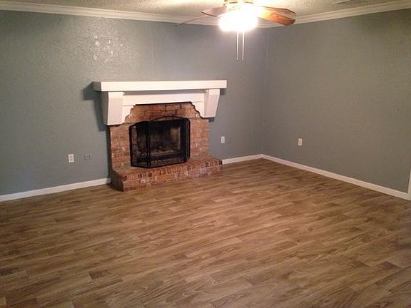 Large Family Room w/Fireplace