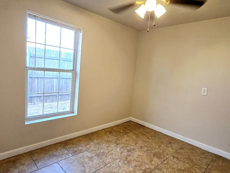 2113 W 3rd St — Photo 3