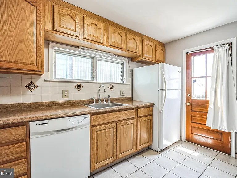239 Lemonte St — Photo 15