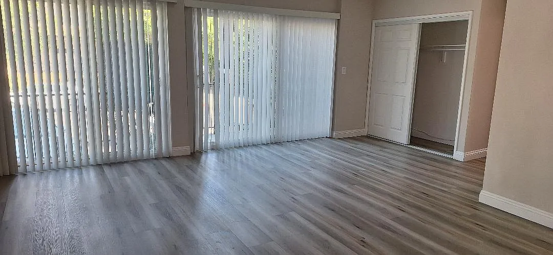 Las Palmas Apartments — Photo 2
