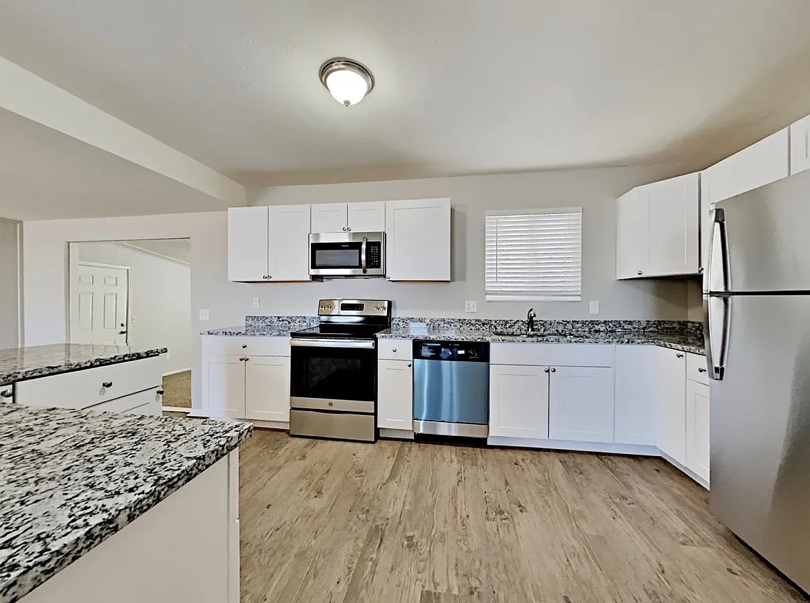 3 bed, 1020 sqft, $1,595 — Photo 3