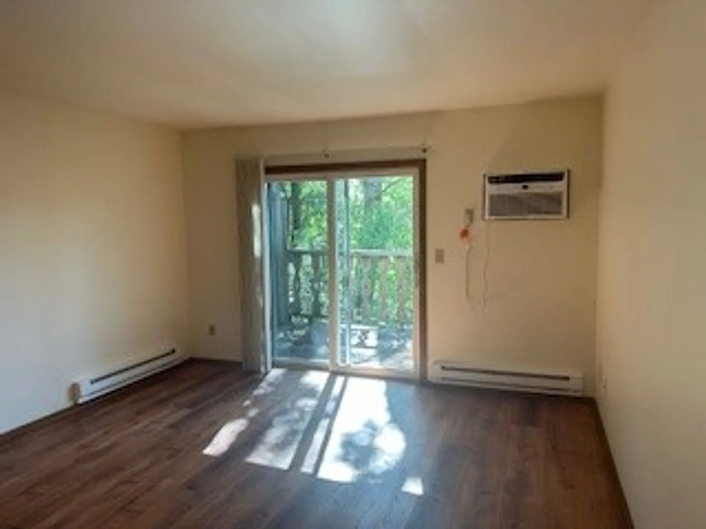 Spacious 2 bed, 1 bath — Photo 4