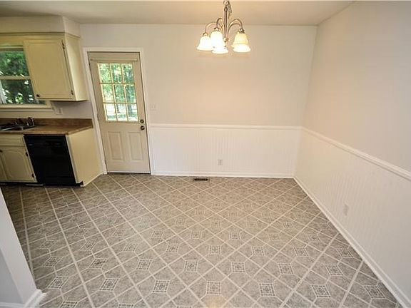 4th image of 226 Northwood Ter