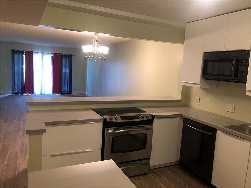 1st image of 302 Lakeview Dr