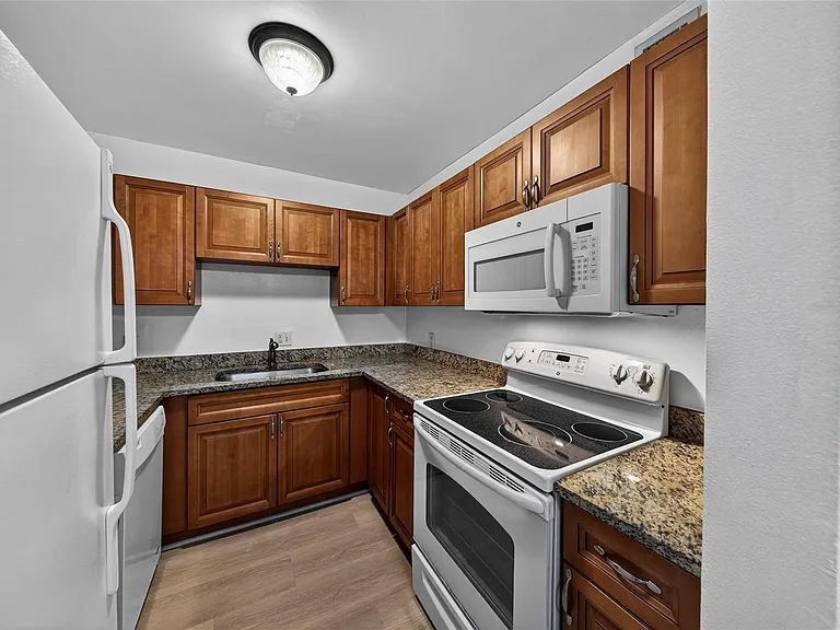 2201 NE 36th St #105 — Photo 5