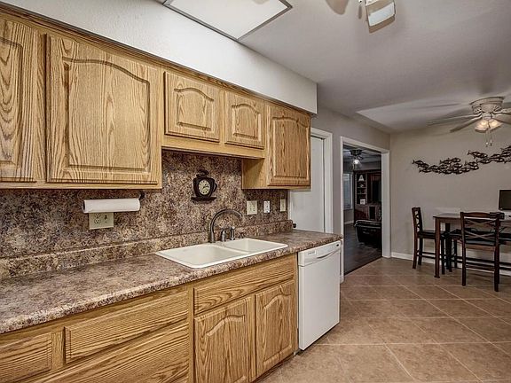 Kitchen/Eat In Area