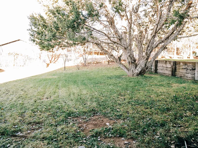 2170 W Meadow St — Photo 37