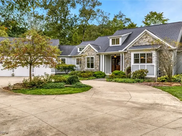 8489 Lake Shore Dr, Chagrin Falls, OH 44023