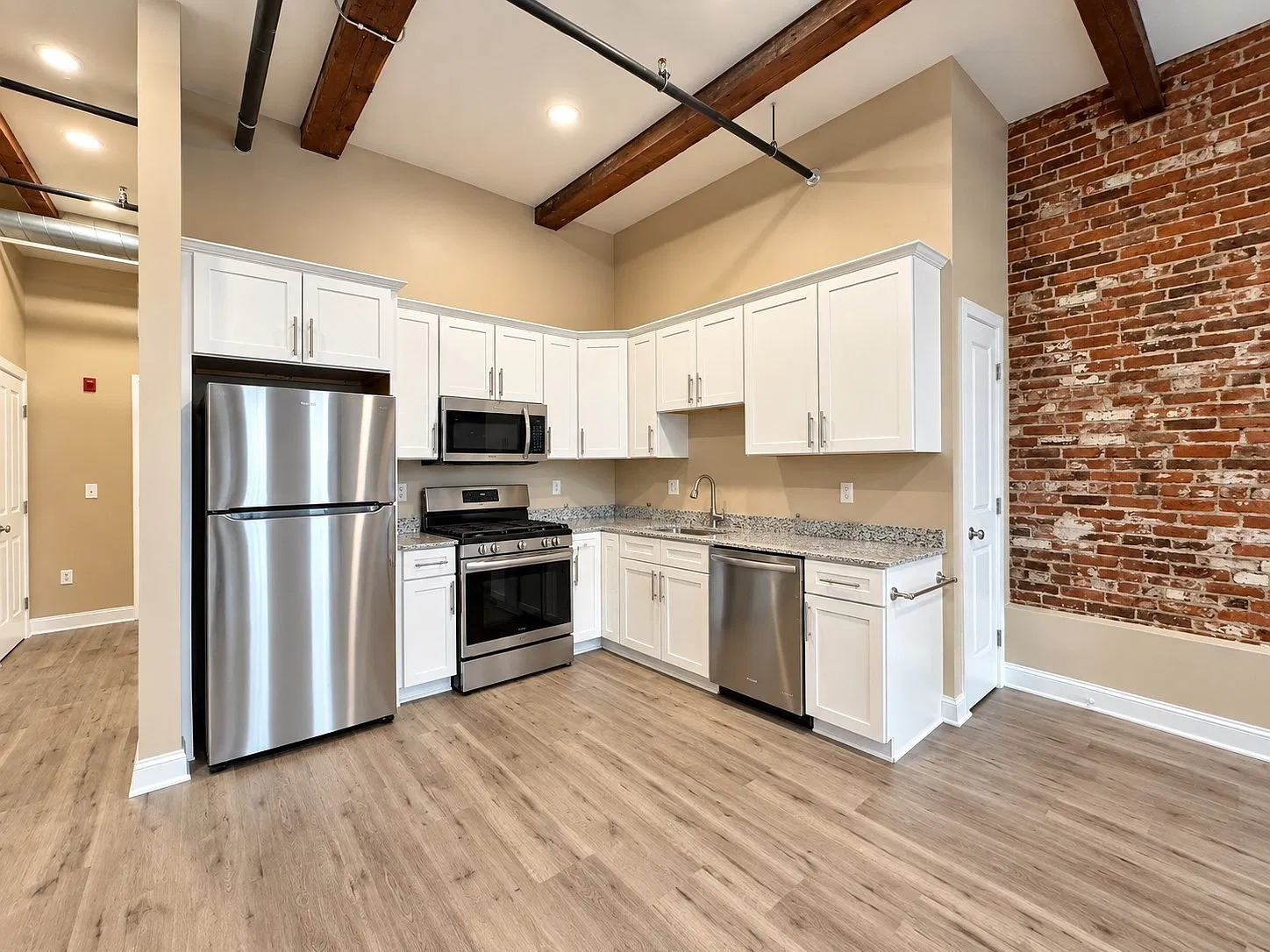 1 bed, 1.0 bath, 831 sqft, $1,800 — Photo 2