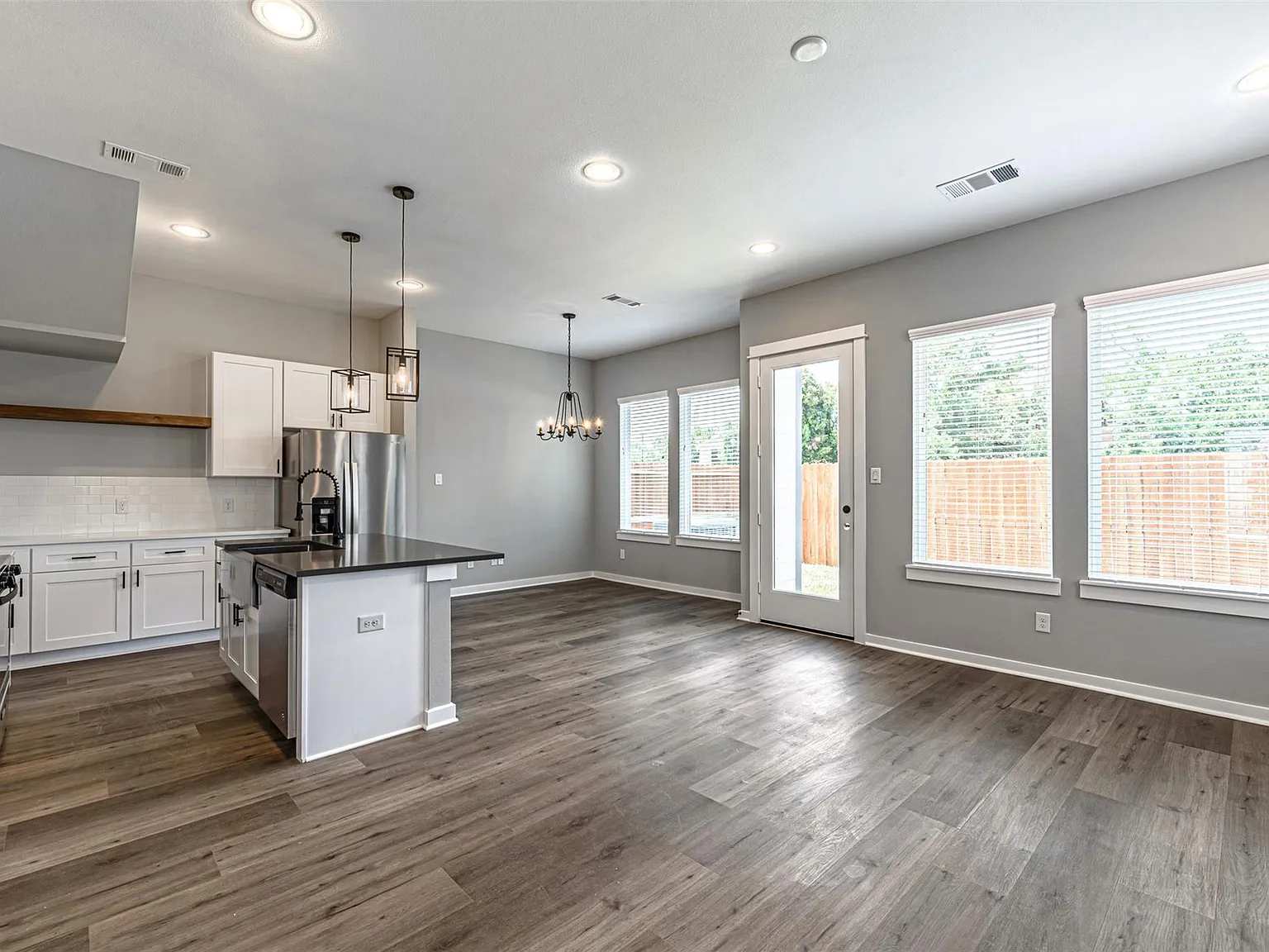 3 bed, 2.5 bath, 1620 sqft, $2,200 — Photo 2