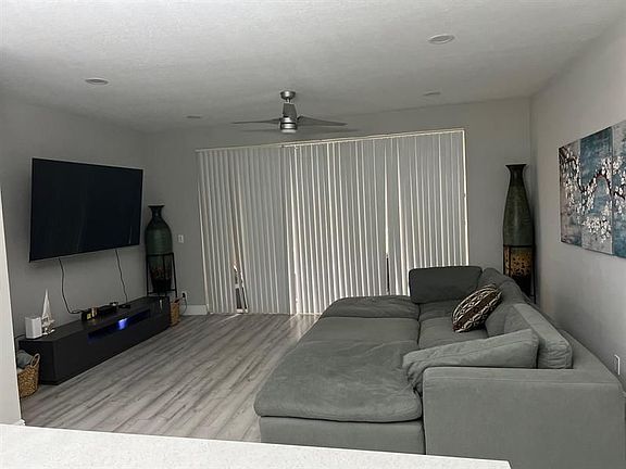 4th image of 9800 Lago Dr
