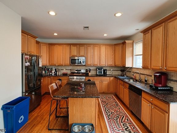 5th image of 431 E 7Th St