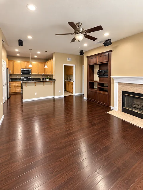3 bed, 2.5 bath, 2136 sqft, $3,200 — Photo 3