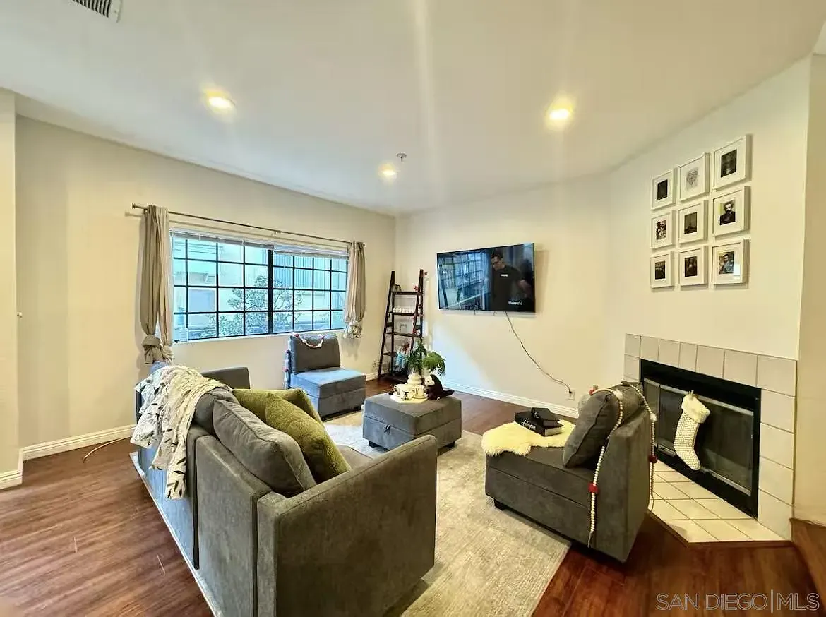 4 bed, 3.0 bath, 1572 sqft, $4,000 — Photo 1