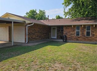 617 SW 10th St, Moore, OK 73160