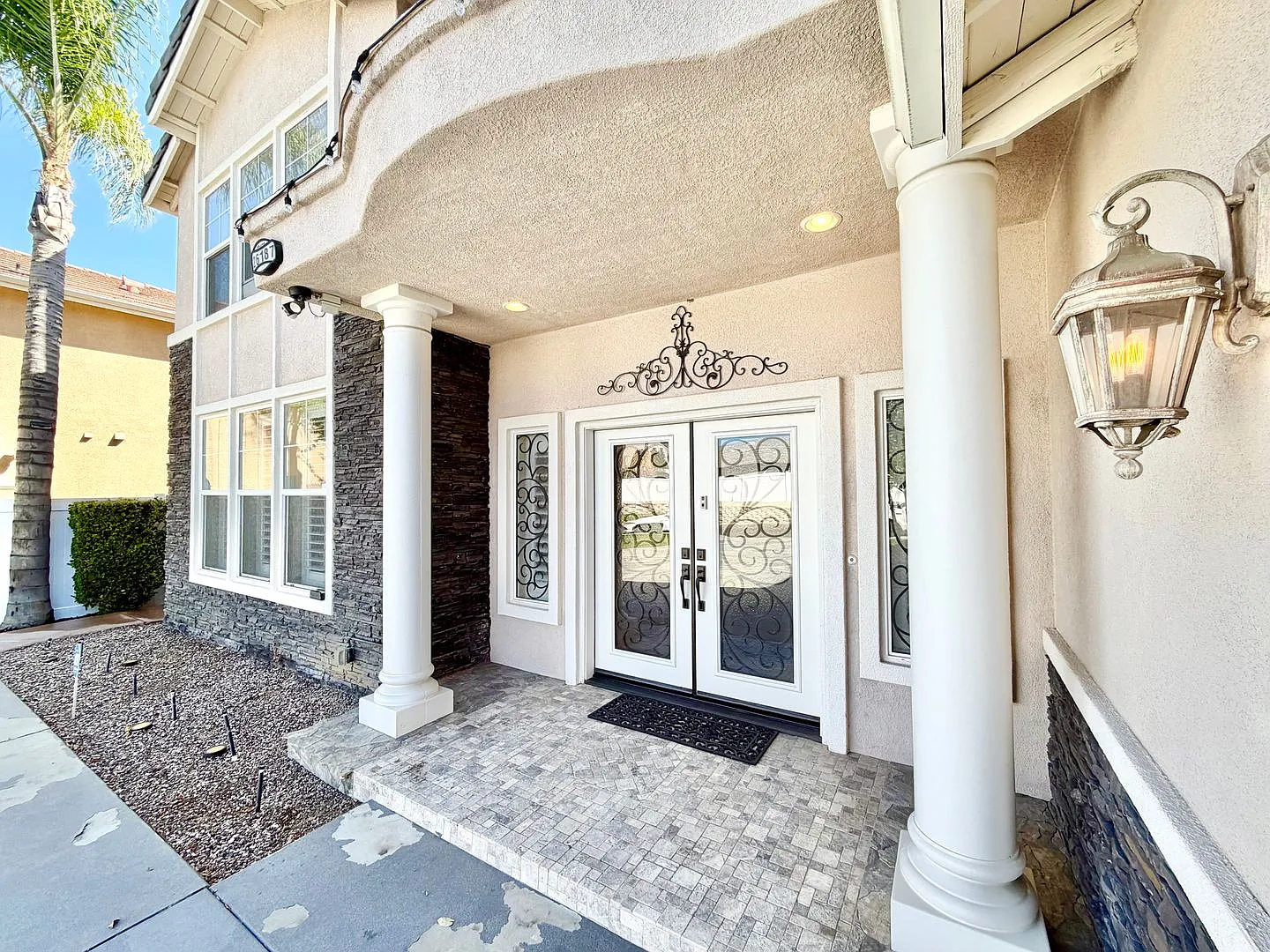 Spacious Custom Home with 5 Bedrooms, Loft Balcony & 3-Car Garage — Photo 3
