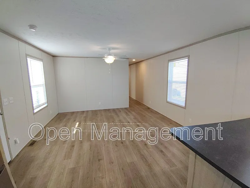 3 bed, 2.0 bath, 1120 sqft, $1,049 — Photo 4