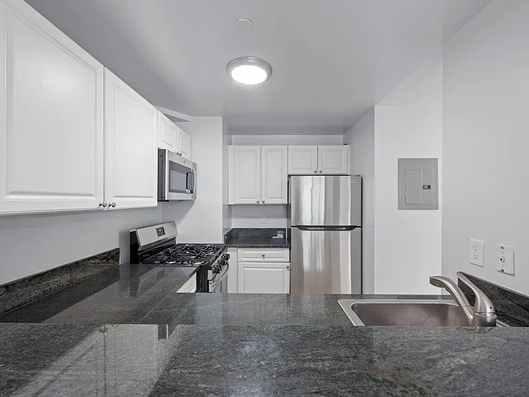 520 W 48th St #6D — Photo 3
