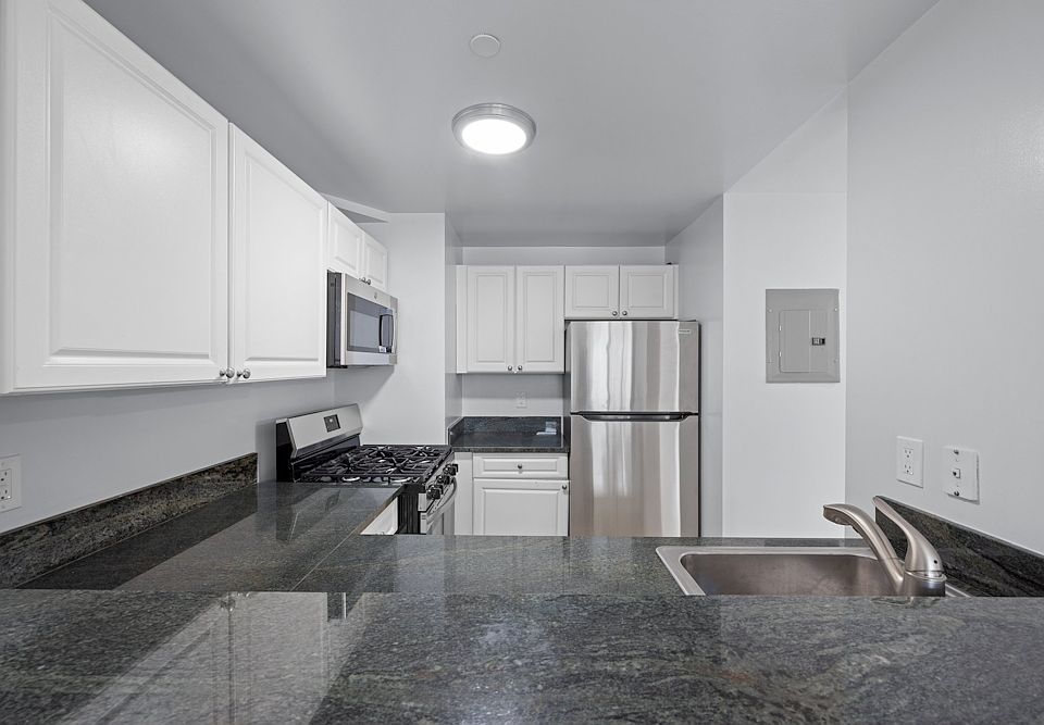 1st image of 520 W 48th St APT 6D