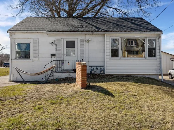 1717 Center Point Rd NE, Cedar Rapids, IA 52402