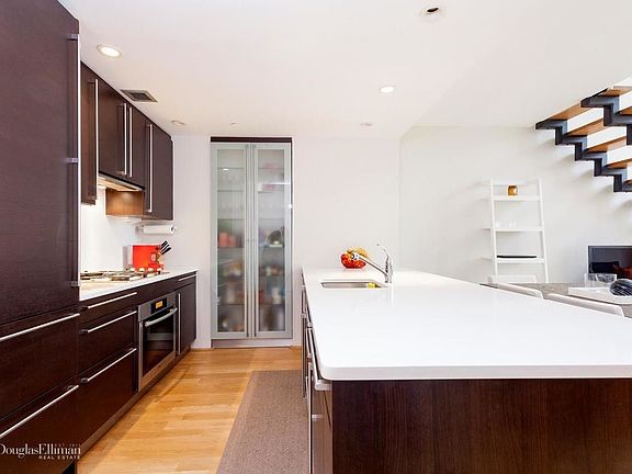 3rd image of 464 W 44th St