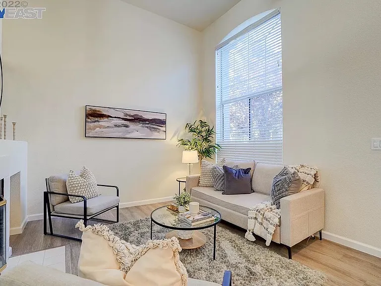 203 Swan Ct #203 — Photo 8