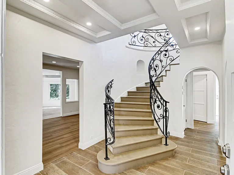 Entrance with staircase