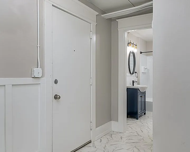 Elegant Renovation! HUGE 1 Bed 1 Bath Available Now! — Photo 26