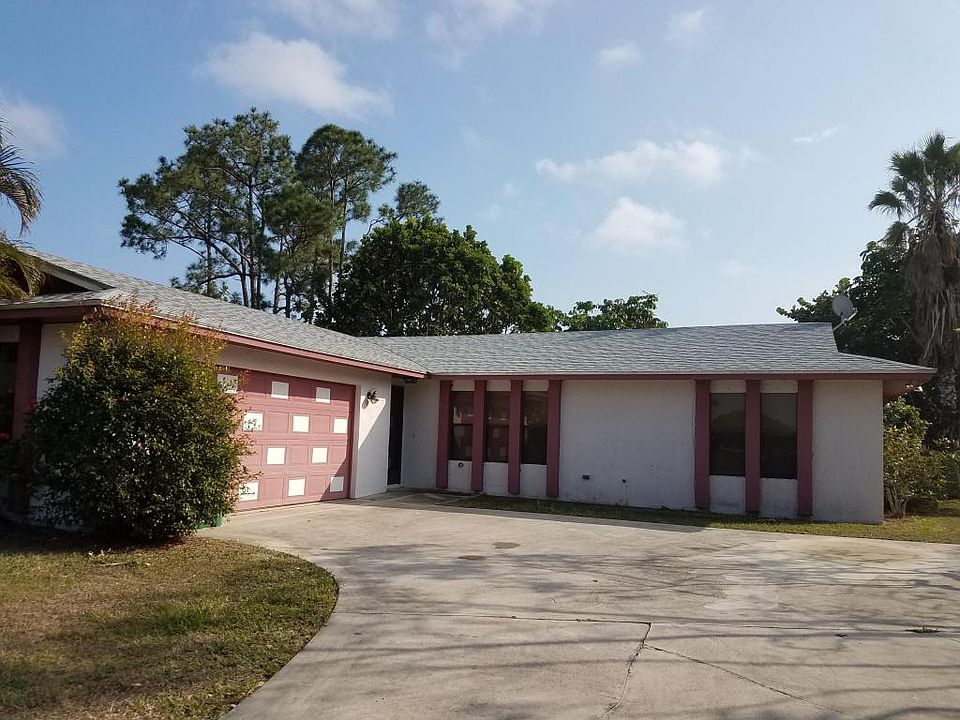 1st image of 902 SE Walters Ter