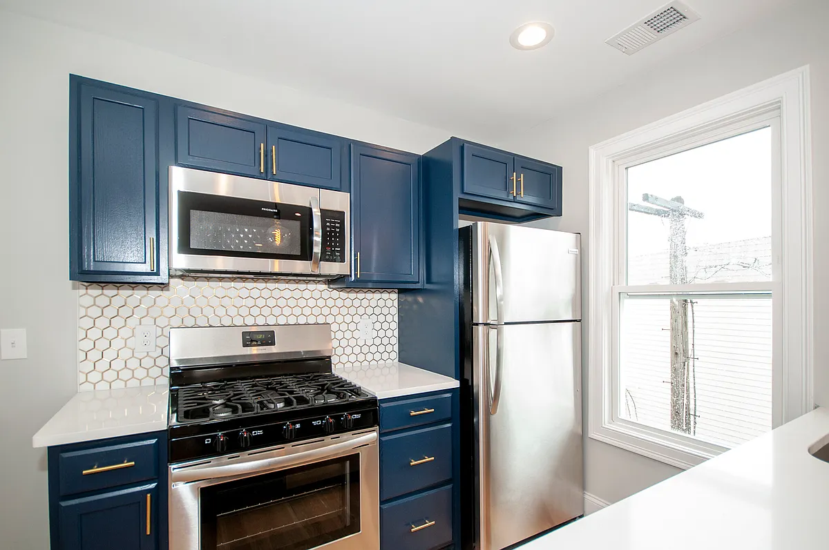 Building Photo - 137 Paris St #3
