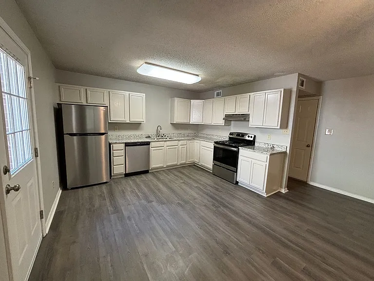 3320 N Detroit Ave — Photo 9