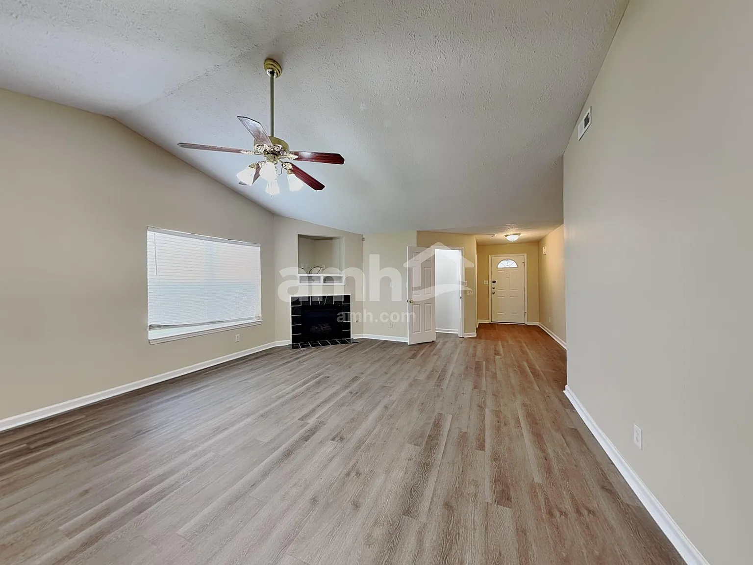 3 bed, 2.0 bath, 1824 sqft, $2,140 — Photo 4