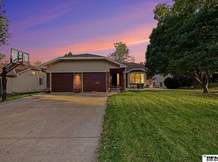 6615 S 92nd Cir, Omaha, NE 68127
