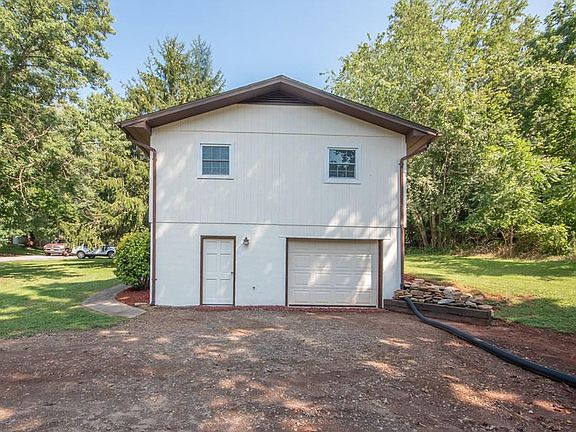 3rd image of 36 Oakwood Dr