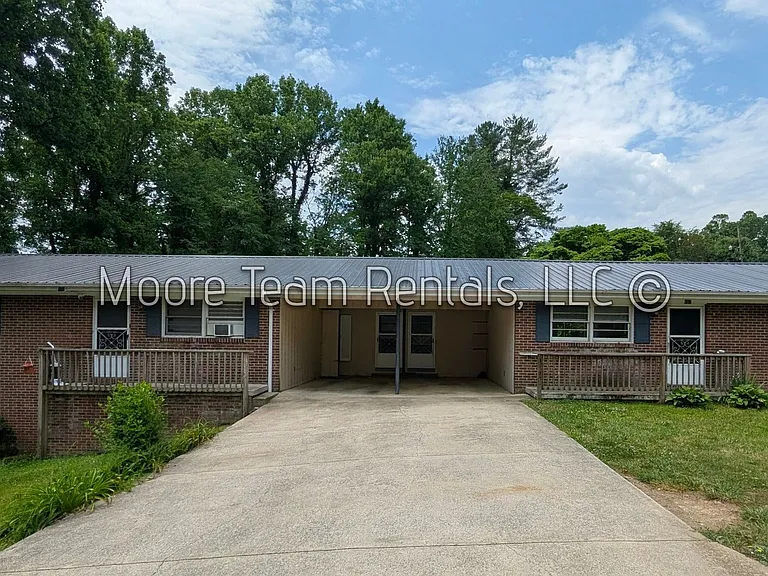 182 Ewart Dr — Photo 1