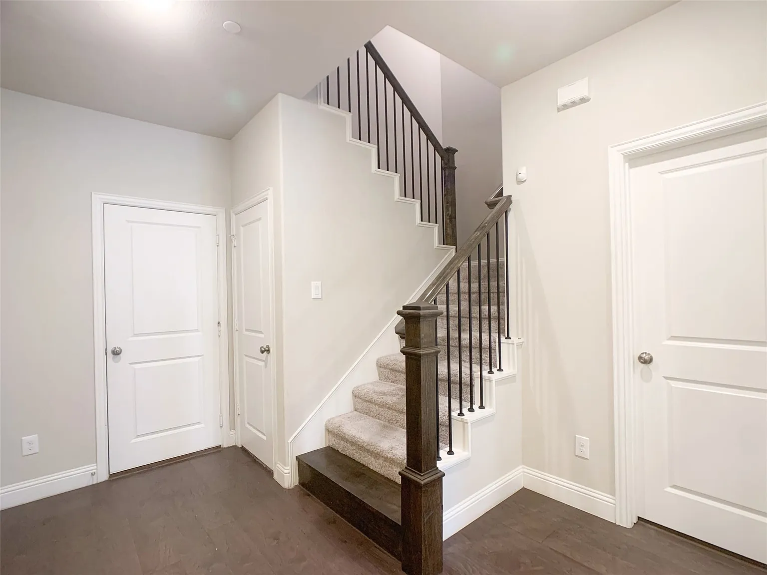 3 bed, 2.5 bath, 1983 sqft, $2,900 — Photo 2
