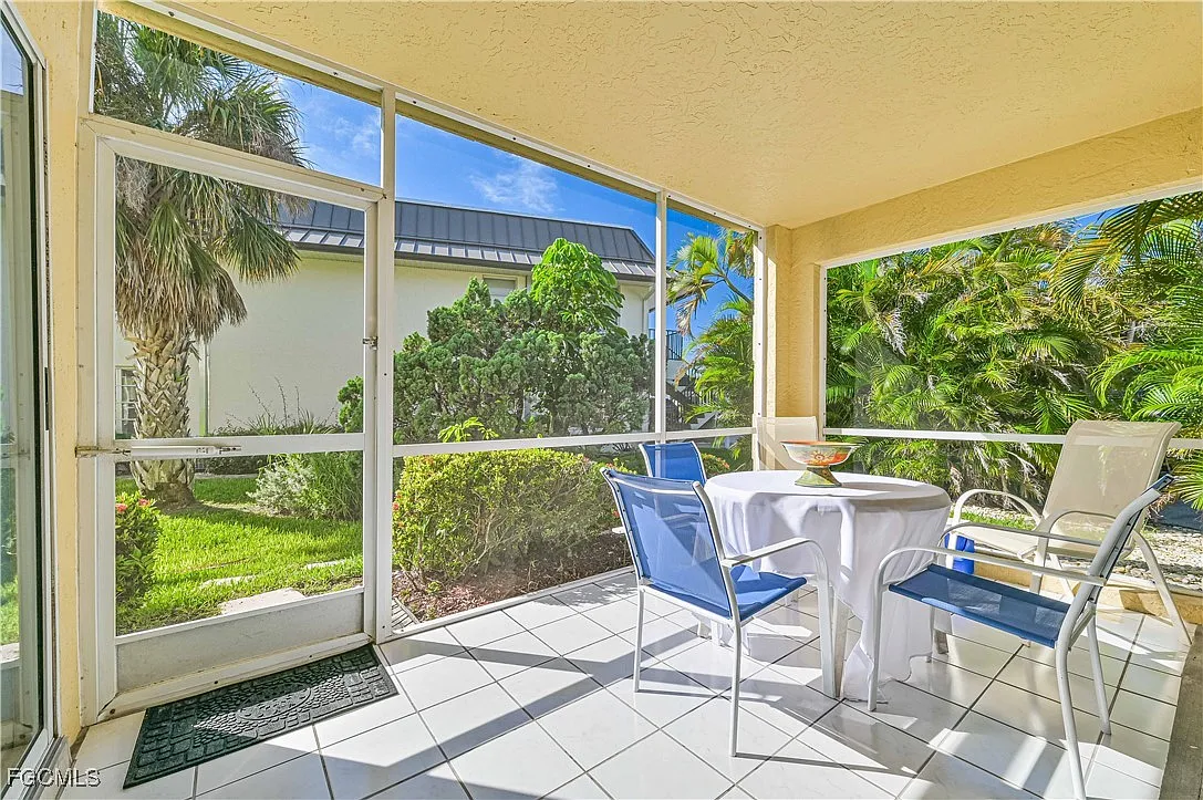2 bed, 2.0 bath, 1029 sqft, $3,200 — Photo 2