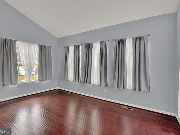 5th image of 1081 Countryside Rd