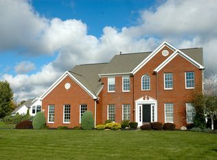 8138 Golden Oak Cir, Williamsville, NY 14221