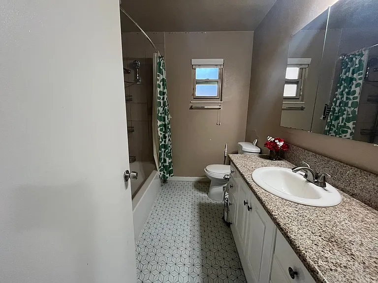 1406 W Howard Ave — Photo 18
