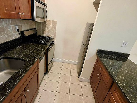 3rd image of 146 E 35th St #4Y