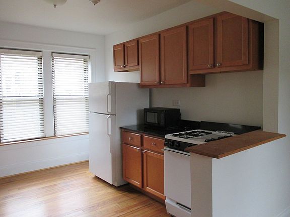 2nd image of 921-29 W Oakdale Ave #925-1F
