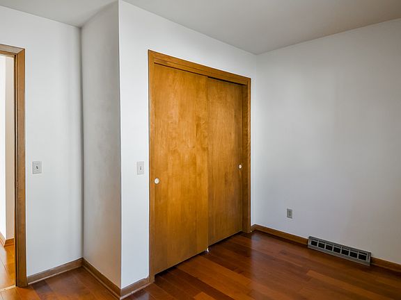 5th image of 504 Glenwood Dr