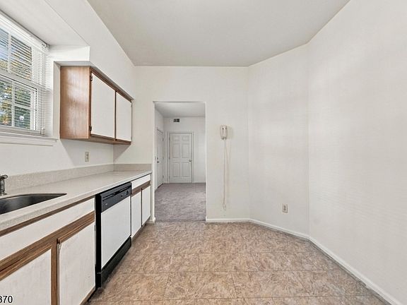 5th image of 17 Springbrook Rd East BLDG 28 #17