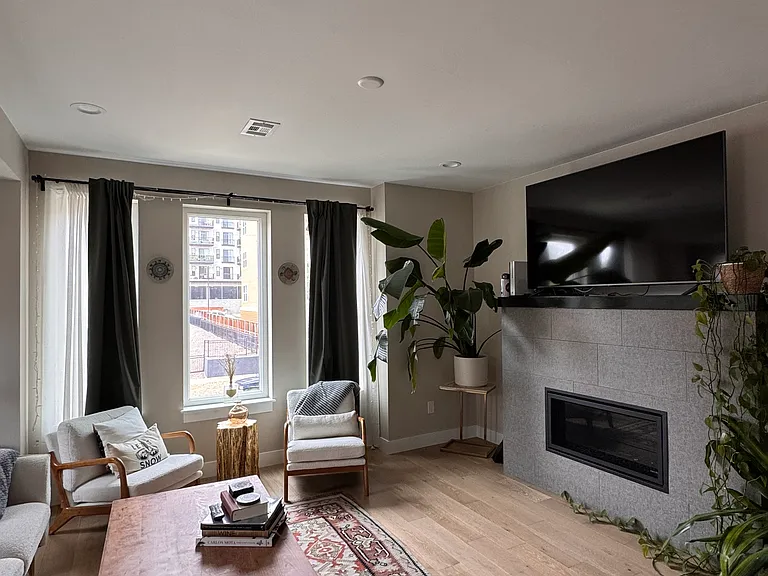 2728 N Clay St — Photo 2